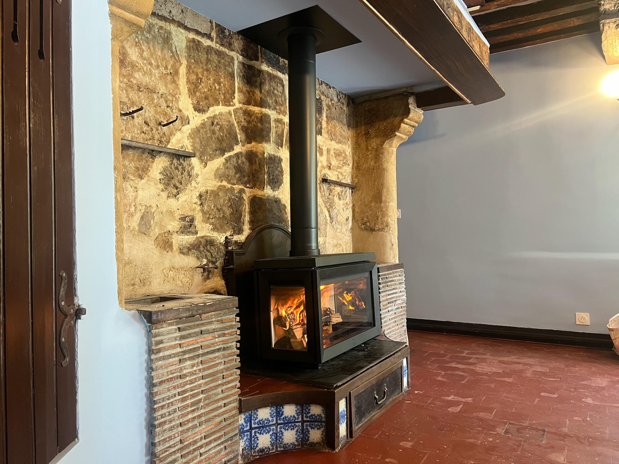 Mise en place d’un poêle à bois Jøtul F620 sur une cheminée à Houlgate