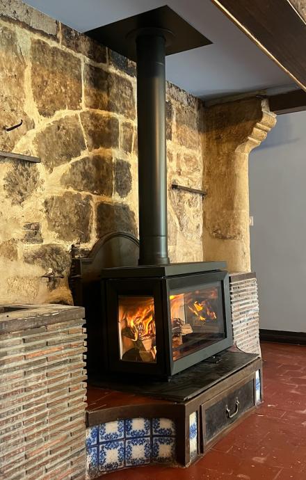 Mise en place d’un poêle à bois Jøtul F620 sur une cheminée à Houlgate