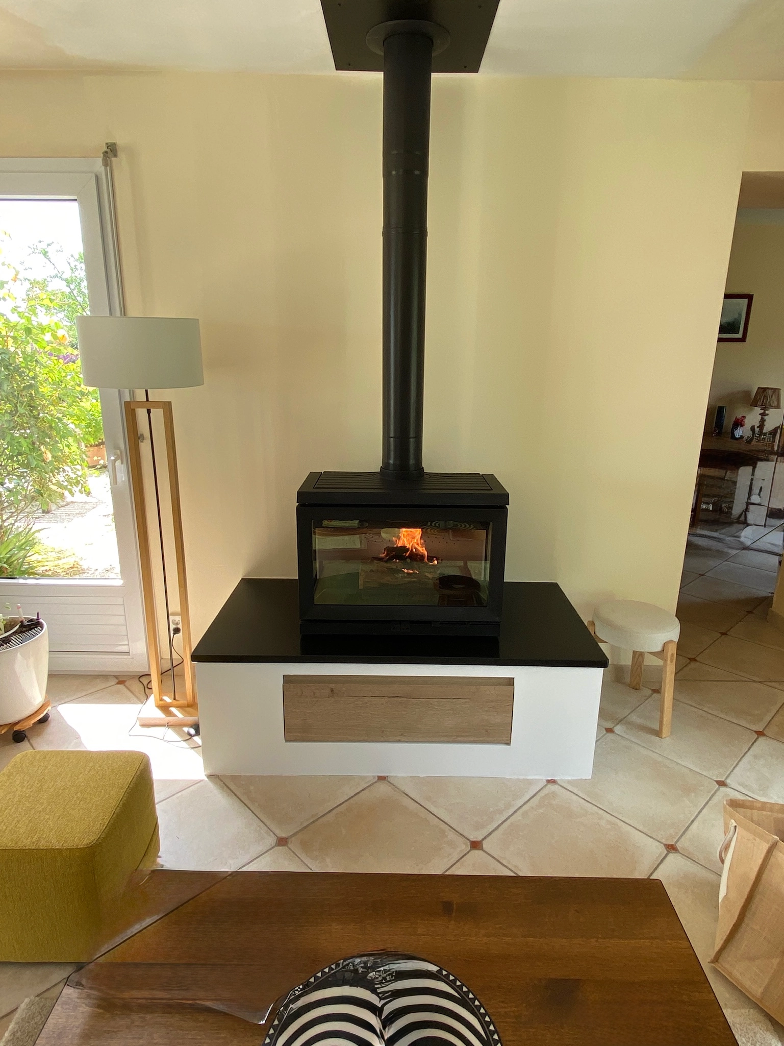 Poêle à bois Jotul F620 sur banquette en granit à Douvres-la-Délivrande