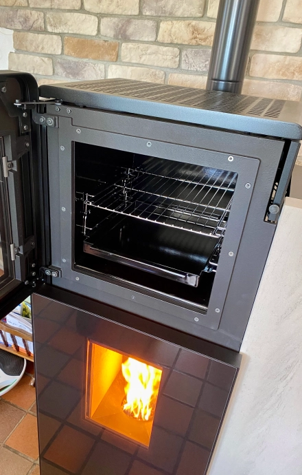 Chaleur et cuisine réunies avec le poêle à granulés RIKA DOMO BACK installé à Campeaux 