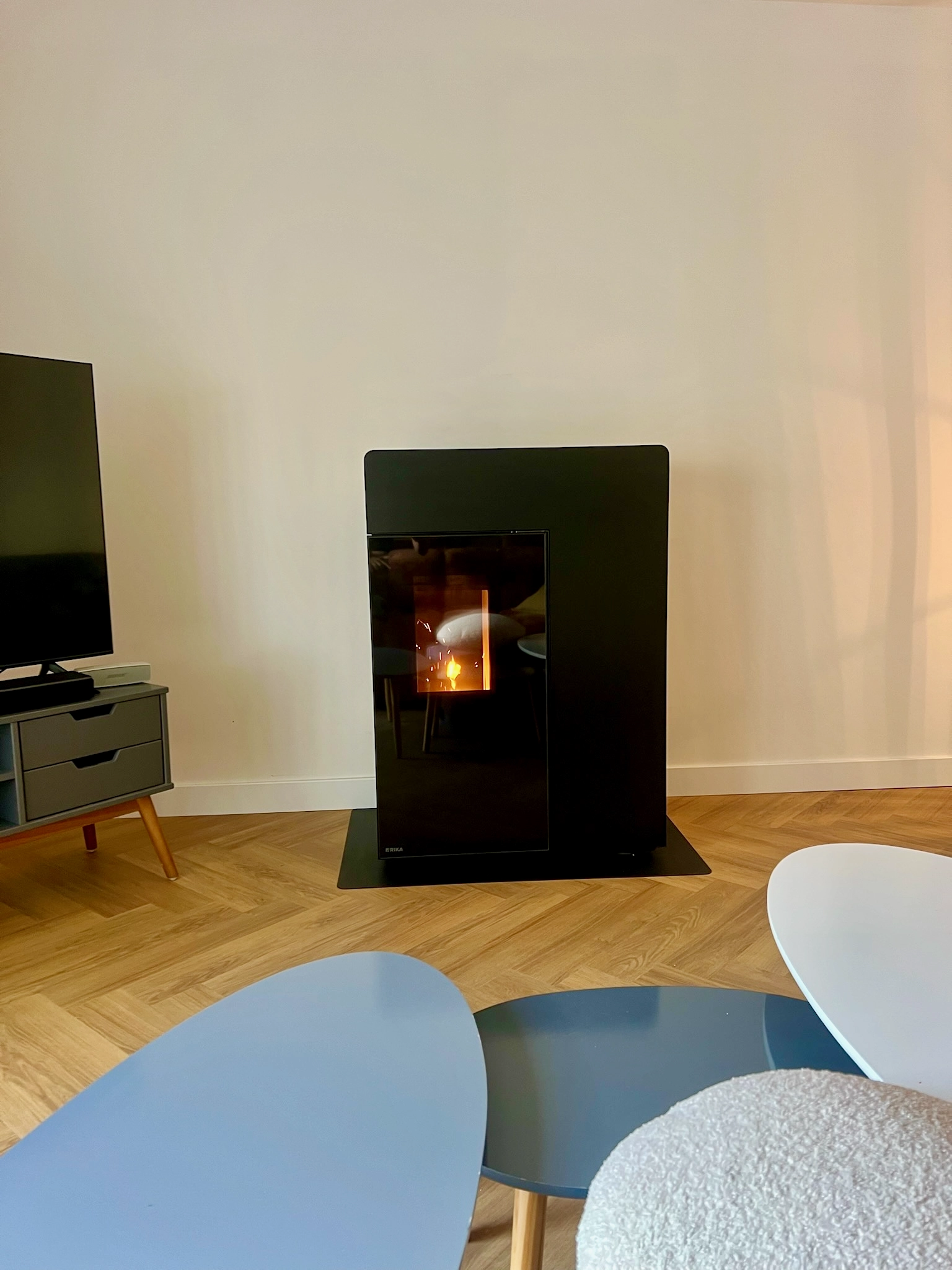 Poêle à pellets Rika Domo en finition noir mat à Caen