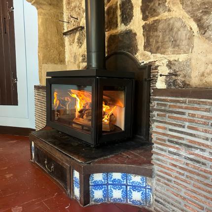 Mise en place d’un poêle à bois Jøtul F620 sur une cheminée à Houlgate