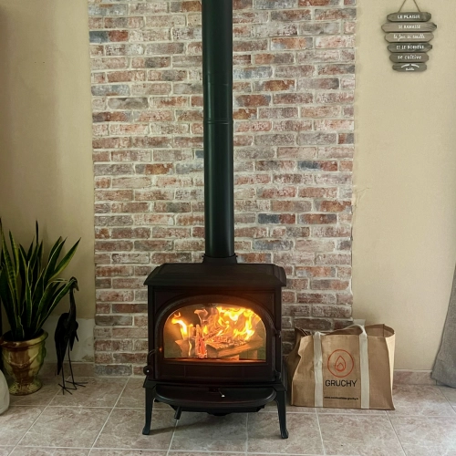 Poêle à bois Jotul F400 installé dans une maison à Mondeville