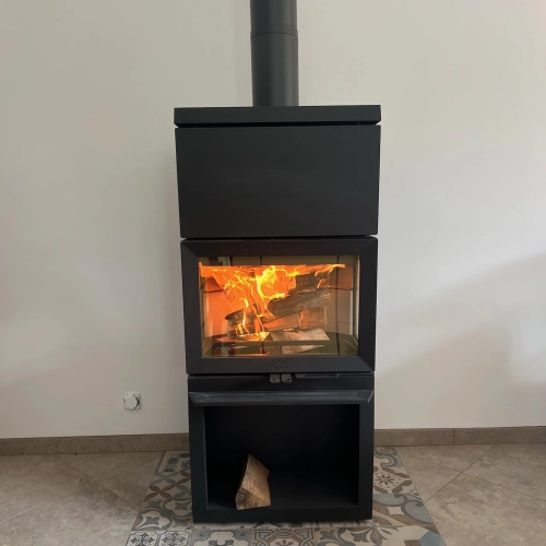 Un poêle à bois Jøtul F520 installé à Merville-Franceville