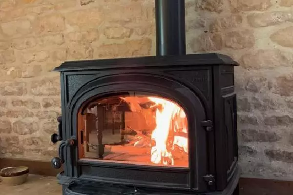 Réalisation d'un poêle à bois-bàche Jotul F500 à Beny