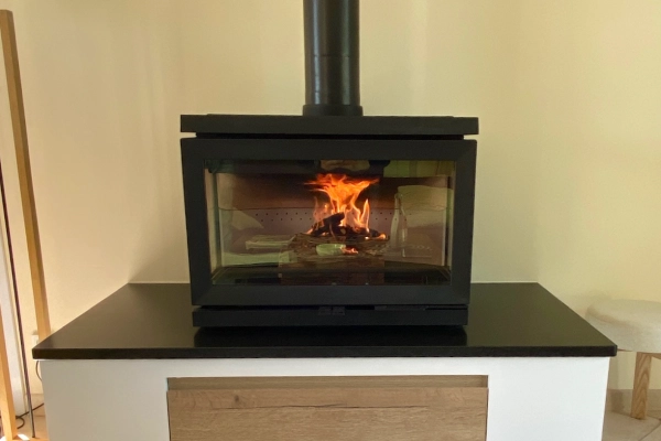 Poêle à bois Jotul F620 sur banquette en granit à Douvres-la-Délivrande