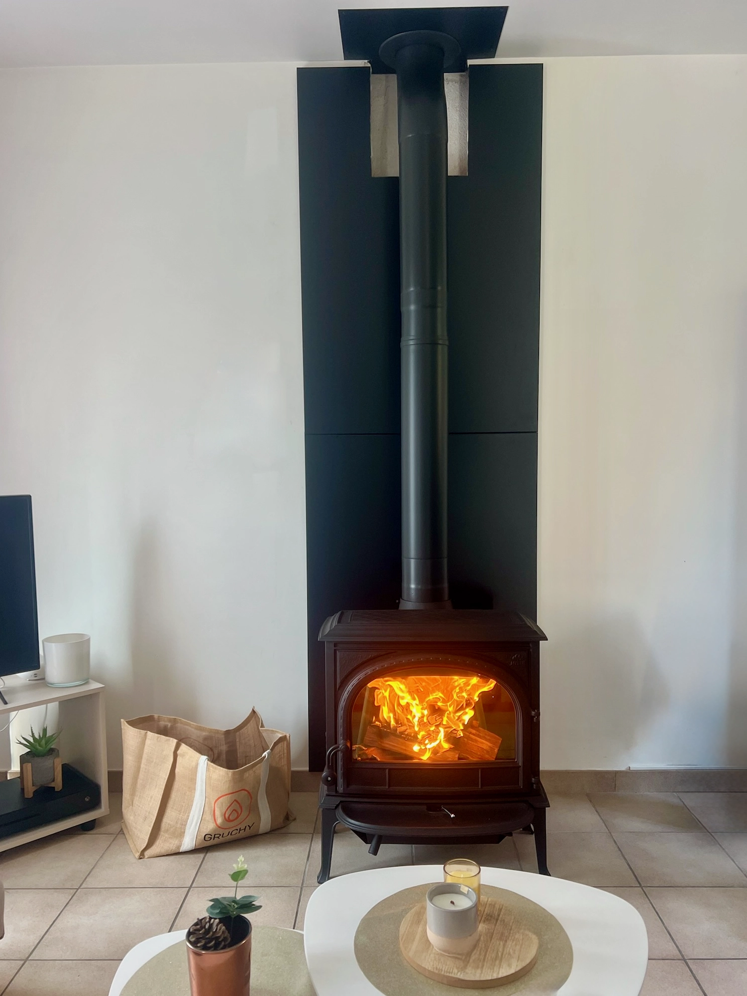 Installation d'un poêle Jotul F400 avec plaques murales en fonte à Mondeville