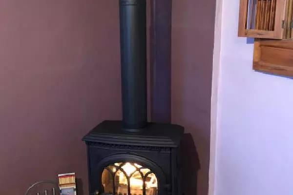 Installation d'un poêle à bois Jotul F3 noir mat proche de Deauville