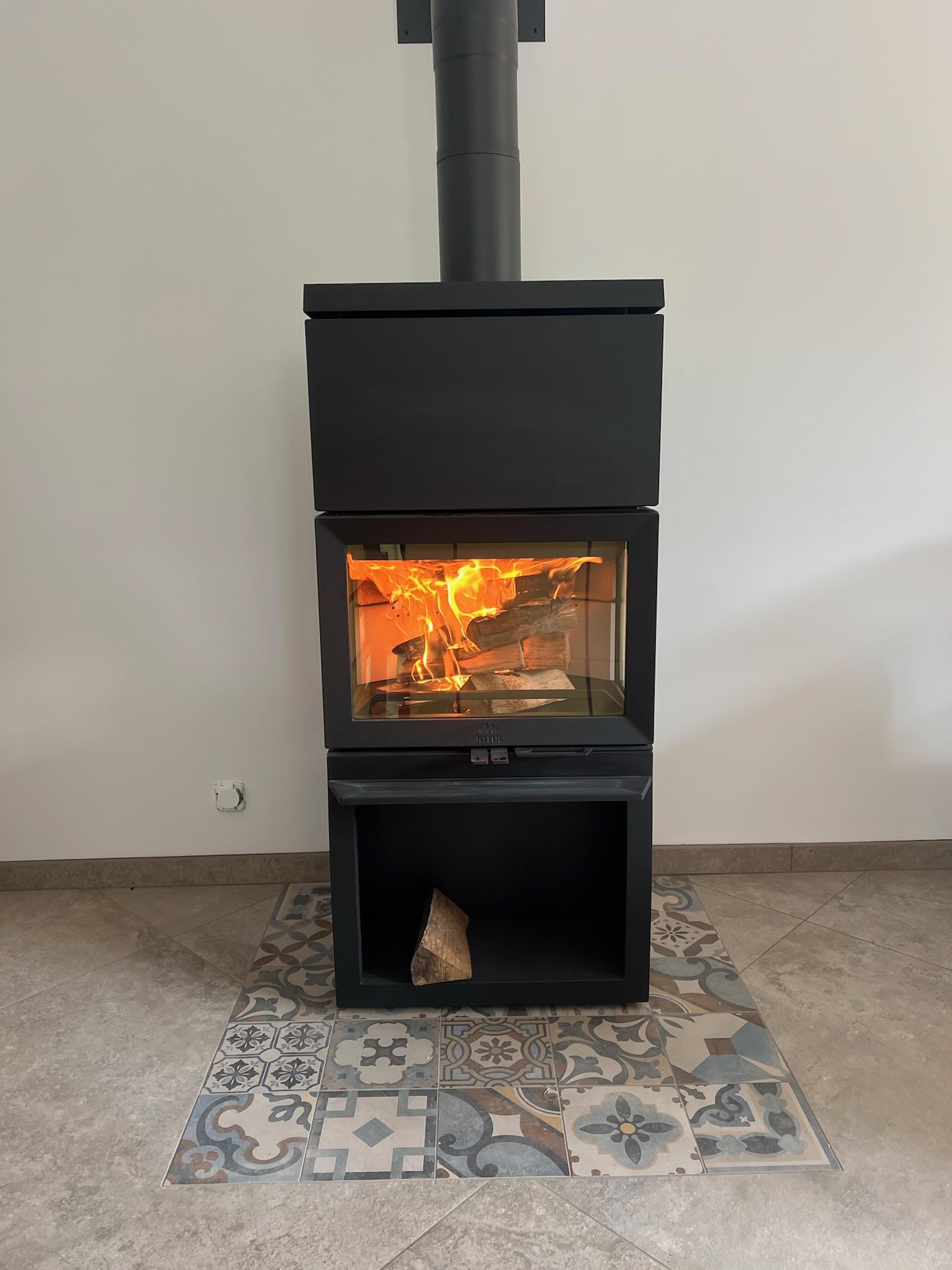 Un poêle à bois Jøtul F520 installé à Merville-Franceville