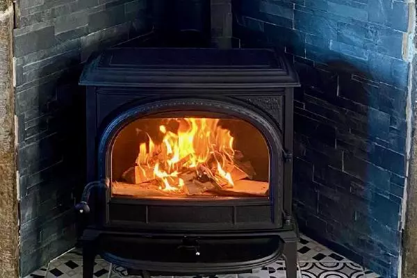 Réalisation à Clécy pour l'installation d'un poêle Jotul F400 