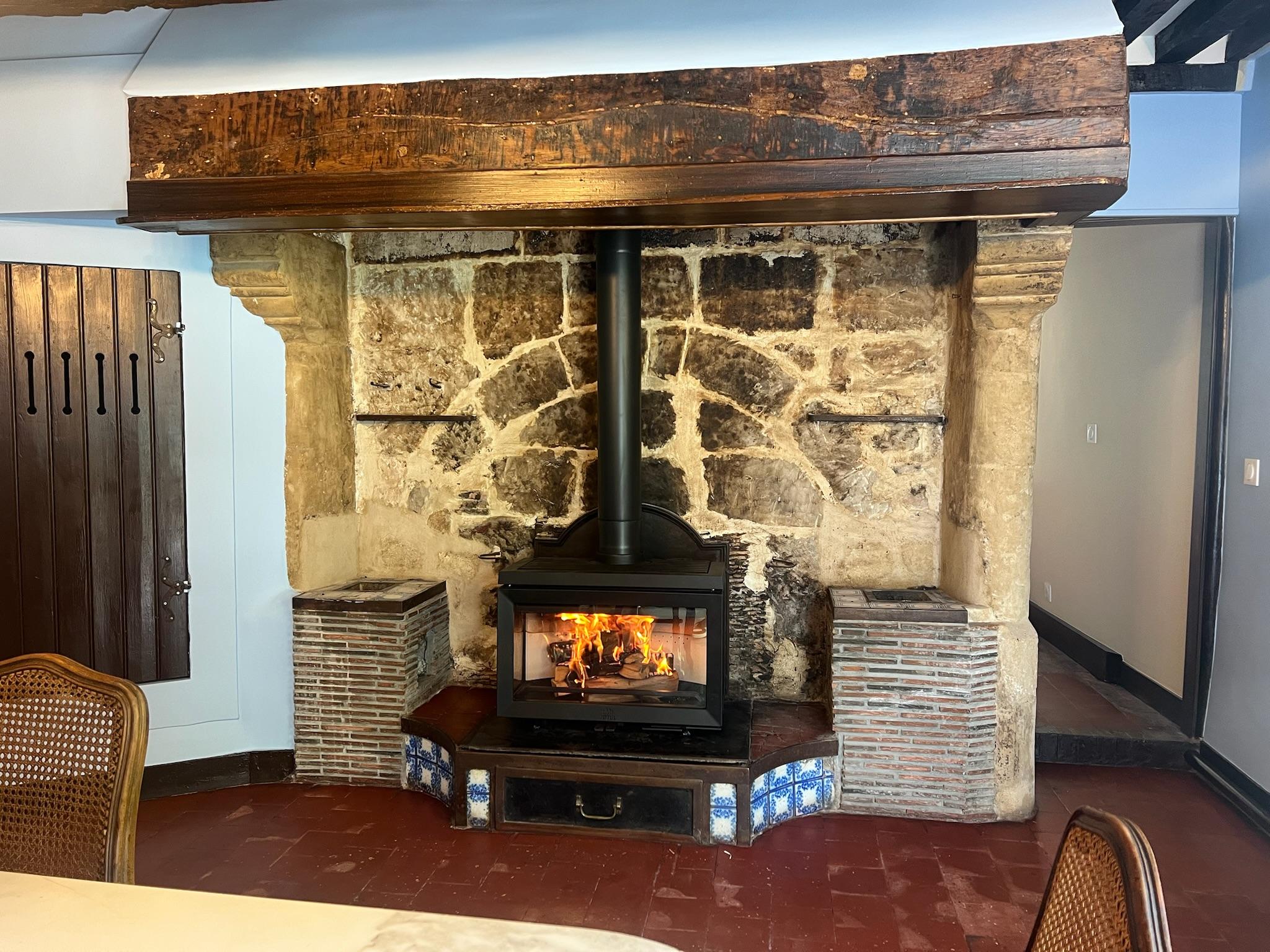 Mise en place d’un poêle à bois Jøtul F620 sur une cheminée à Houlgate