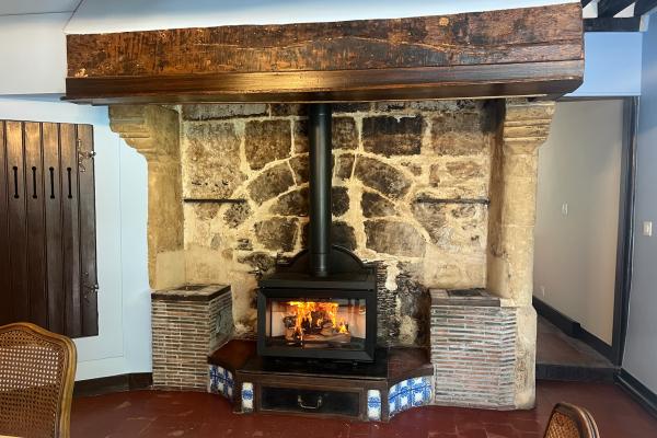 Mise en place d’un poêle à bois Jøtul F620 sur une cheminée à Houlgate