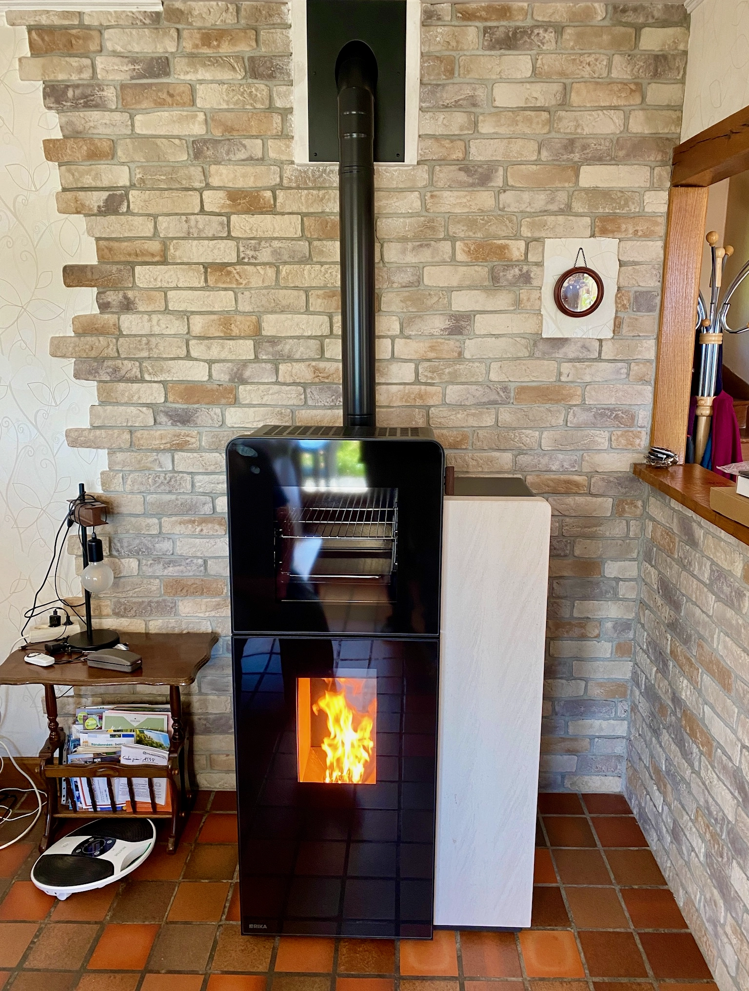 Chaleur et cuisine réunies avec le poêle à granulés RIKA DOMO BACK installé à Campeaux 
