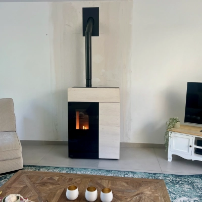 Pose d’un poêle à granulés RIKA DOMO noir et blanc en Normandie