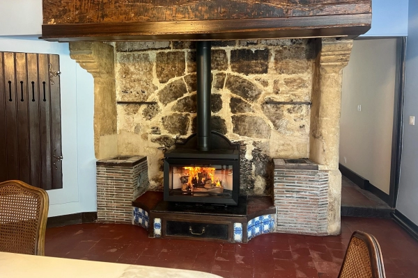 Mise en place d’un poêle à bois Jøtul F620 sur une cheminée à Houlgate