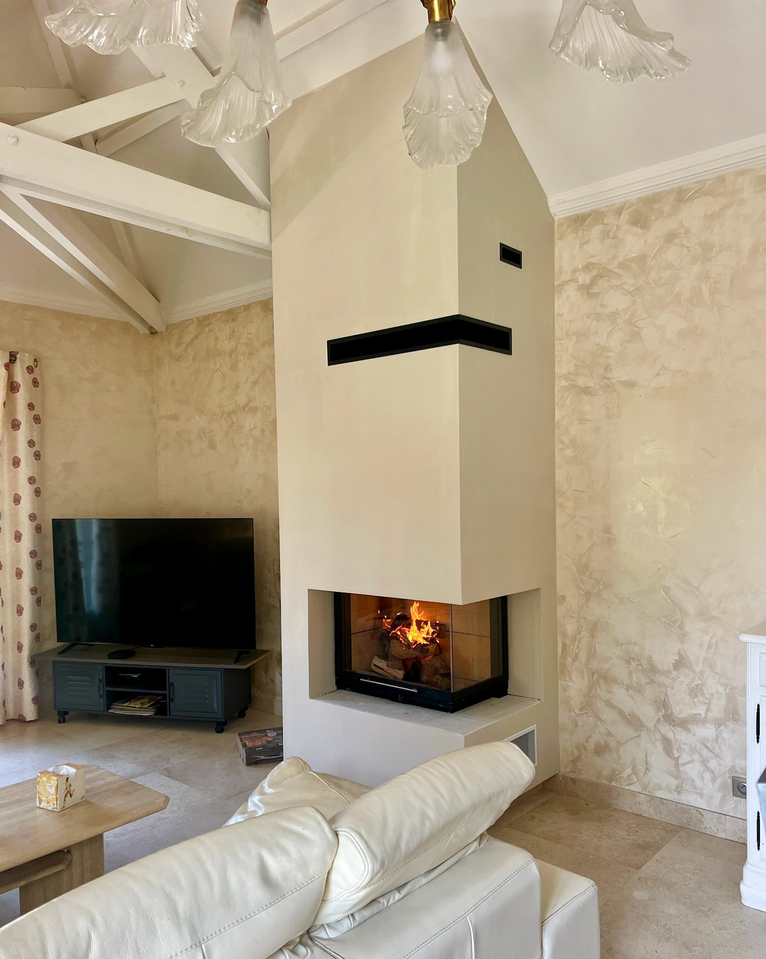 Installation d’une cheminée à bois Totem Fire Latéral 800 dans le Calvados