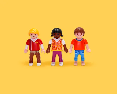 Trois figurines Playmobil représentant l'équipe de Nerepix