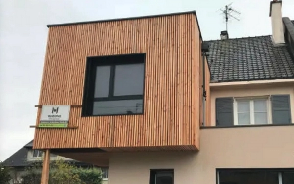 Devanture d'une maison en bois avec une fenêtre